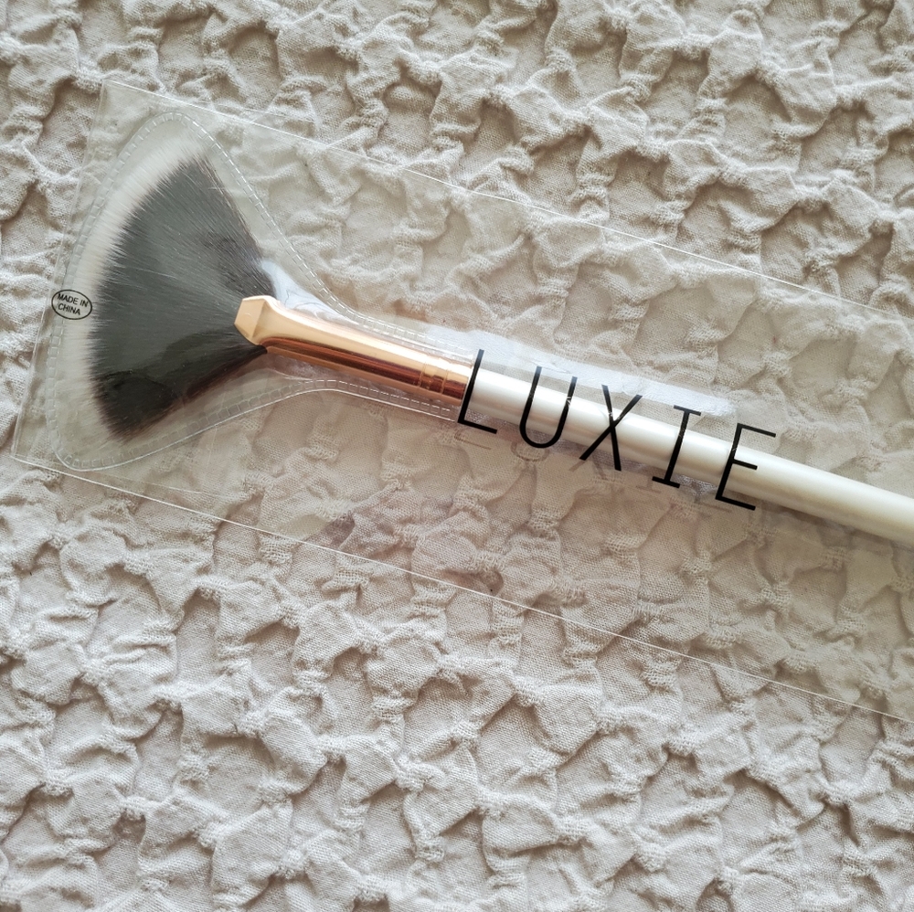 Luxie Beauty Fan Brush 560